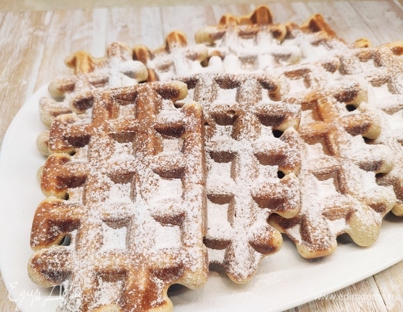 Вафли можно посыпать сахарной пудрой или полить сгущенкой. А можно есть с несладкими начинками.