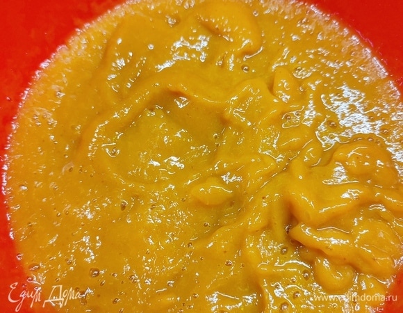 У меня были замороженные персики. Разморозить, очистить от кожуры и пробить блендером до состояния пюре.