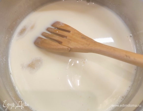 Желатин залить водой и оставить набухать. Сливки влить в сотейник, добавить сахар и поставить на огонь. Довести до кипения, но не кипятить. залить сливками желатин и перемешивать до его полного растворения.