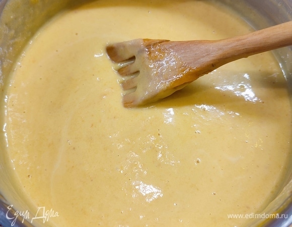 К сливочно-желатиновой массе маленькими порциями добавлять пюре персика. Все тщательно перемешать.