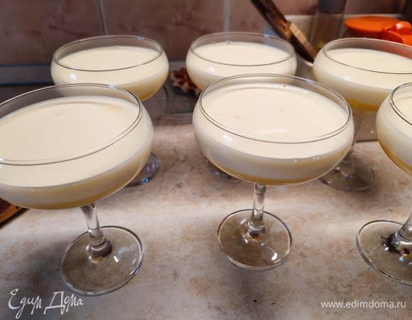 Для ванильного желе желатин залить водой и оставить набухать. Сливки влить в ковшик, добавить сахар. Из стручка ванили выскрести семена и добавить к сливкам. Поставить сотейник на огонь и довести сливки до кипения. Оставить под крышкой на 1 минуту, а потом процедить. Соединить сливки с желатином и перемешивать до его полного растворения. Вылить ванильное желе сверху на персиковый слой. Поставить в холодильник до полного застывания.