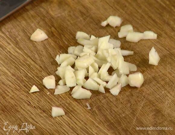Чеснок почистить и мелко порубить.
