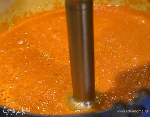 Добавить в кастрюлю запеченный сладкий перец, перемешать, влить бульон, довести до кипения и прямо в кастрюле взбить все погружным блендером в однородную массу.