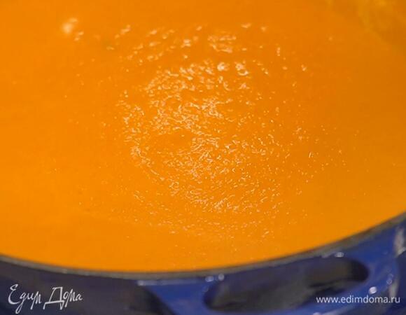 Суп посолить, влить кокосовое молоко, перемешать и выключить огонь.