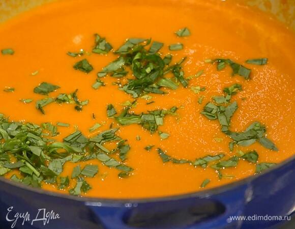 Листья тархуна мелко порезать, добавить в суп и дать ему постоять полчаса под крышкой.