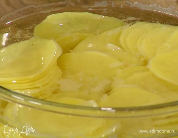 Картофель почистить, нарезать тонкими кружками и замочить в холодной воде.