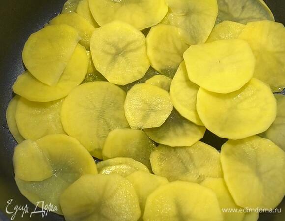 Картофель, слив воду, промокнуть бумажным полотенцем. Разогреть в сковороде немного оливкового масла, выложить тонким слоем картофель и обжаривать до появления румяной корочки, затем посолить.