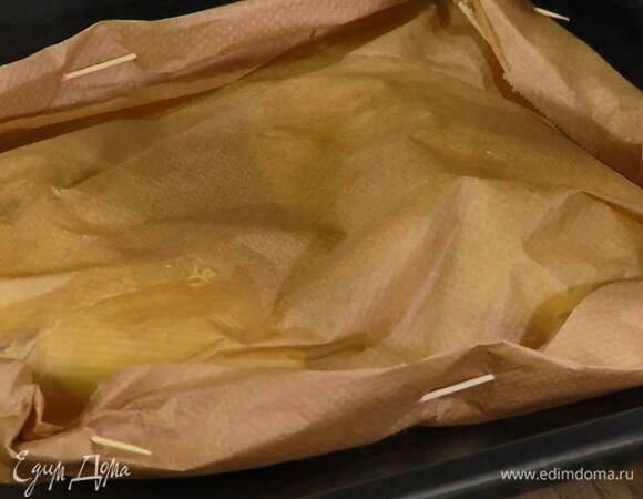 Накрыть все вторым листом для выпечки и скрепить края бумаги так, чтобы получился карман (можно сколоть зубочистками), и запекать в разогретой духовке 15 минут.