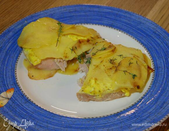 Готовую рыбу с картофелем посыпать листьями тимьяна.