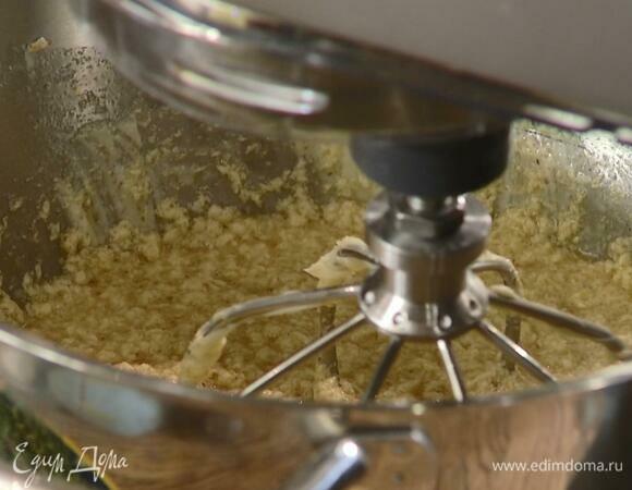 В чаше комбайна взбить 375 г предварительно размягченного сливочного масла и сахар, затем, не выключая комбайна, по одному ввести яйца, всыпать ванильный сахар и еще немного взбить.