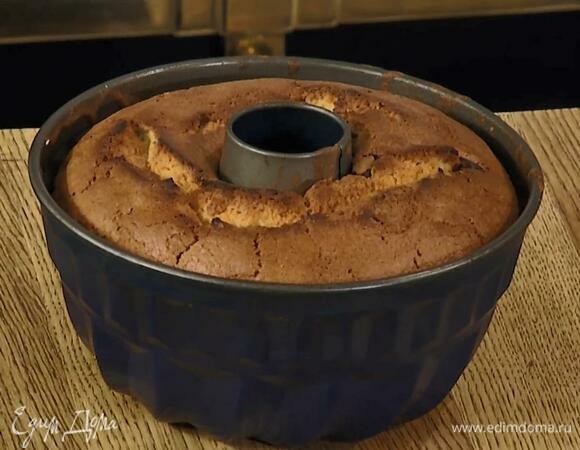 Выпекать кекс в разогретой духовке час пятнадцать — час тридцать, до готовности.