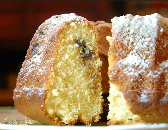 Готовый кекс посыпать сахарной пудрой.