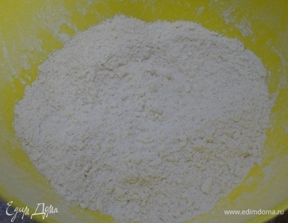 Вишню разморозить. 1 яйцо разделить на белок и желток: желток используется в тесто, а белком будем смазывать квадратики для конвертиков. Если творог слишком влажный, отжать. Протереть через сито или пробить погружным блендером, чтобы не было крупинок. Добавить яичный желток, перемешать. Муку смешать с солью и мускатным орехом и натереть на крупной терке холодное масло. Руками все перетереть в крошку.