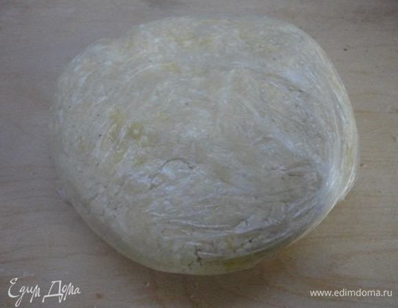 Соединить с творогом и быстро (чтобы масло не растаяло) вымесить тесто. Завернуть в фольгу или пищевую пленку и положить на 1 час в холодильник.