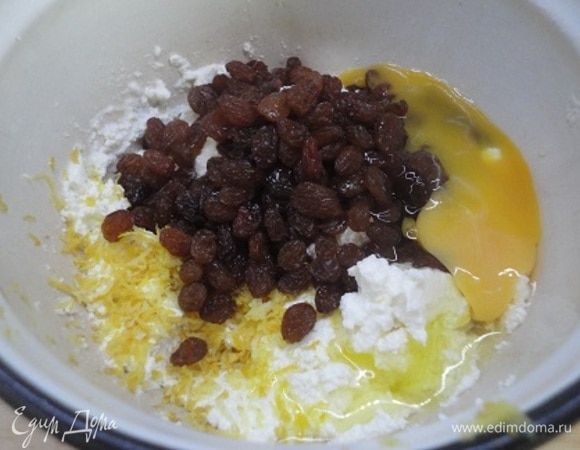 Для начинки изюм промыть и залить горячей водой на 15 минут. Затем воду слить. Творожный сыр размять и смешать с остальными ингредиентами.