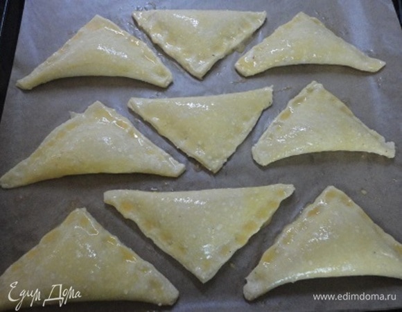 Выложить на противень и смазать смесью желтка и молока. Выпекать 20 минут при температуре 200°C.