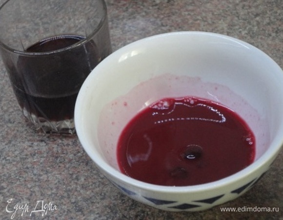 Для соуса отлить небольшое количество образовавшегося вишневого сока и развести в нем крахмал. Вишню с оставшимся соком засыпать сахаром и поставить на огонь. Довести до кипения, помешивать, чтобы растворился сахар. Ввести крахмал, перемешать и ароматизировать алкоголем. В рецепте указывается коньяк, но у меня была только вишневая настойка. Остудить.