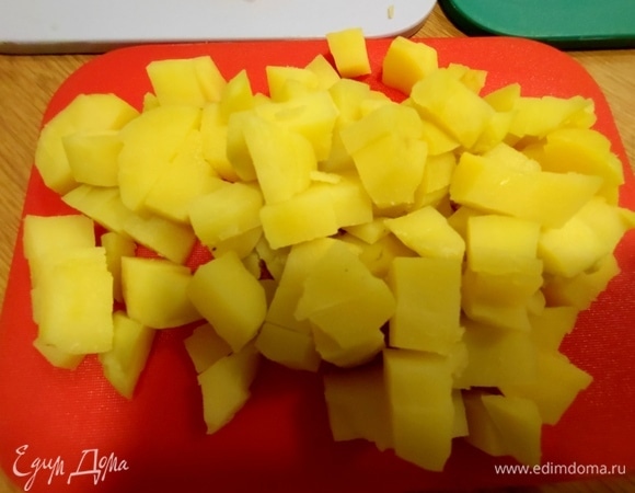 Картофель отварить, можно в мундире, очистить, охладить и нарезать крупным кубиком.