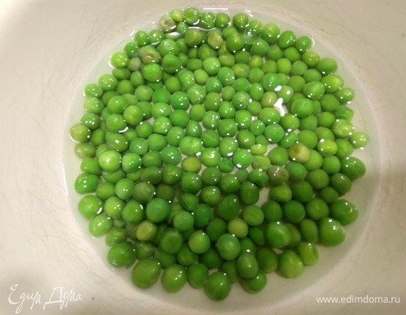 Горошек замороженный сейчас не проблема купить, нам он больше нравится. Отварить буквально пару минут после закипания. Слить воду.