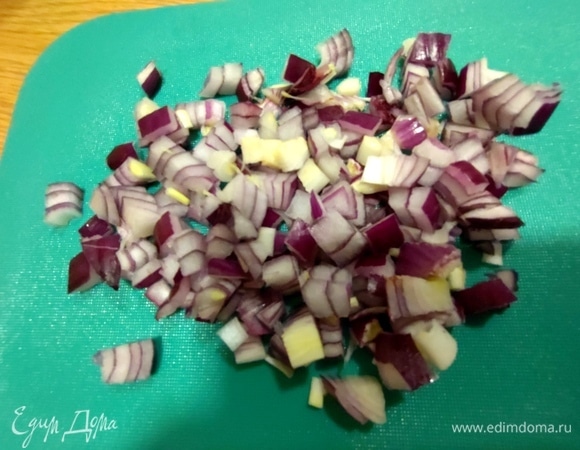Лук порубить мелко. Я люблю красный.