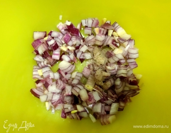 Лук залить парой ложек рассола от огурцов, посолить, поперчить, накрыть крышкой и встряхнуть несколько раз.