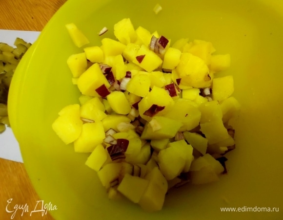 Лук смешать с кубиками картофеля.