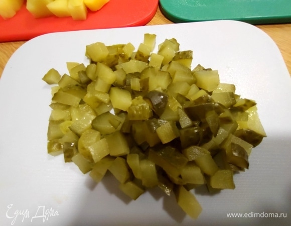 Огурцы мелко нарезать.