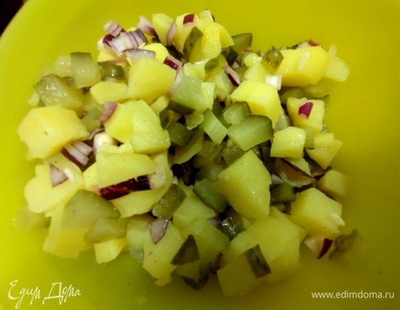 Смешать с картофелем и луком.