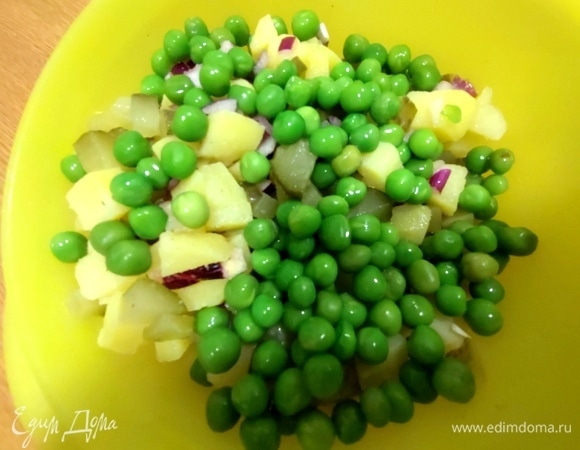 Пересыпать горошек процеженный.