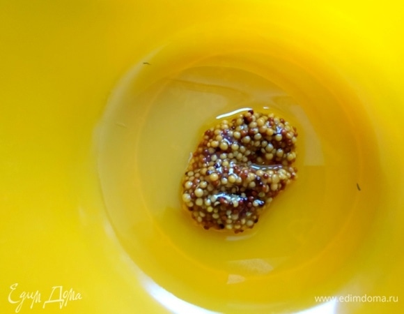 Смешать оливковое масло, горчицу и лимонный сок для постной заправки.