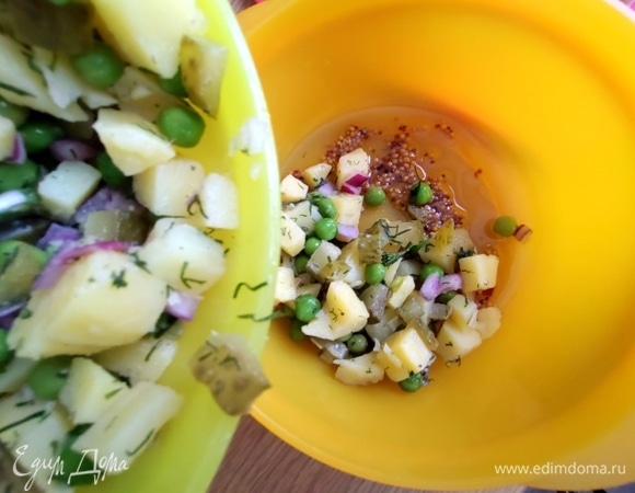 Смешать половину салата с заправкой.