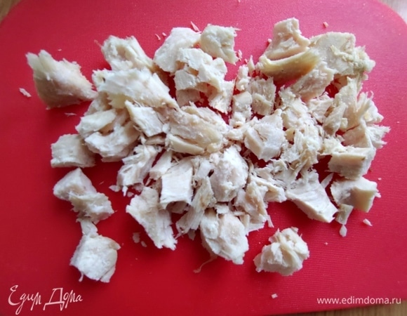 Для второго варианта курицу нарезать. У меня грудки остались от курицы на соли, я их заморозила вот для таких случаев.