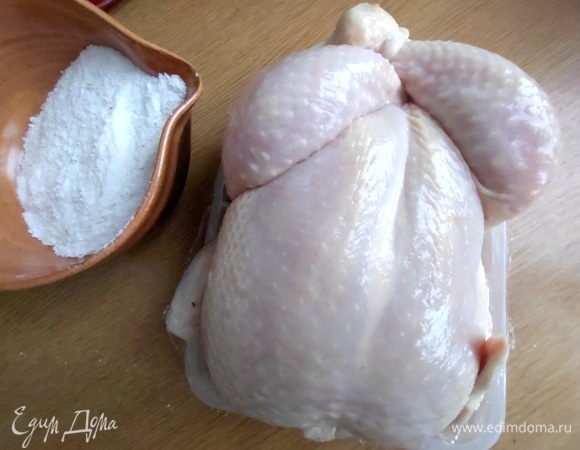 Курицу берем увесистую, эта весом 1,700 г.