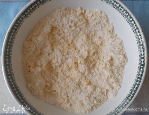 Ножом порубить масло с мукой в крошку.