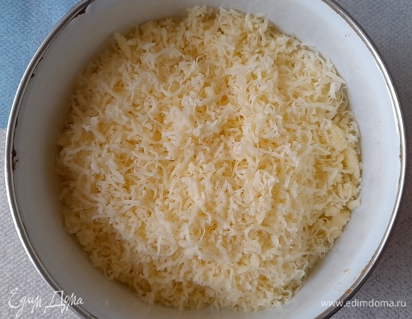 Сыр натереть на мелкой терке.
