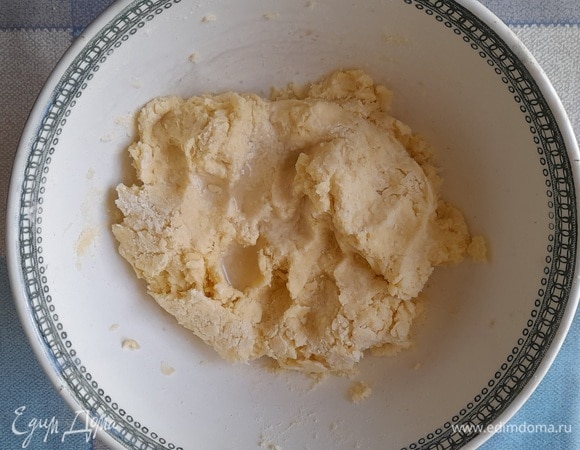 Замесить тесто. Если оно получается сухим, то при необходимости добавить 1–2 ст. л. воды.