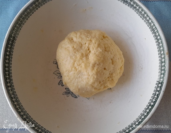 Сырное тесто скатать в шар, накрыть пищевой пленкой и поставить в холодильник на 1 час.