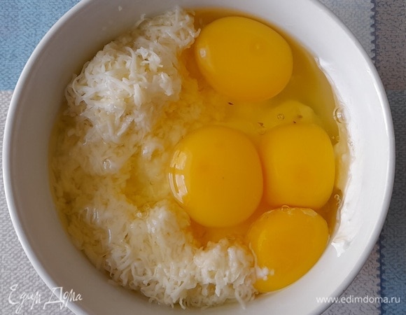 Для начинки соединить сметану, тертый сыр сулугуни, яйца, оставшийся от теста желток, перемешать. Начинку немного посолить и поперчить, перемешать.