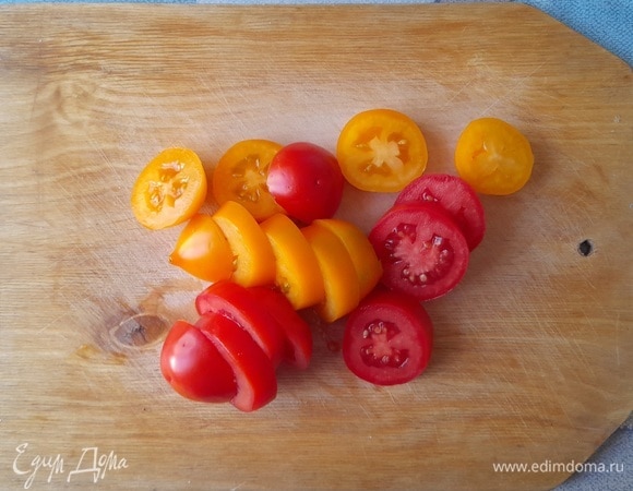 Помидоры вымыть, обсушить, нарезать тонкими кружками. У меня желтые и красные помидоры сорта «сливка».