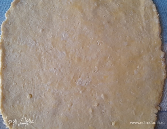 По истечении времени достать тесто для пирога из холодильника. Раскатать тесто в квадрат по размеру дна формы плюс бортики. У меня форма 22 х 22 см.