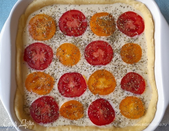 Сверху разложить оставшиеся помидоры. Немного посолить, посыпать сушеным тимьяном. Поставить форму с пирогом в духовку, разогретую до 200ºС, на 30–35 минут. По окончании приготовления нагрев выключить и подержать пирог еще немного в духовке, 5–7 минут.