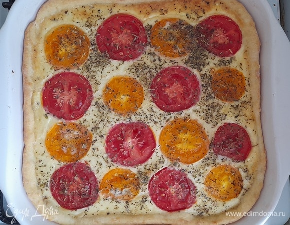 Готовый пирог достать из духовки.