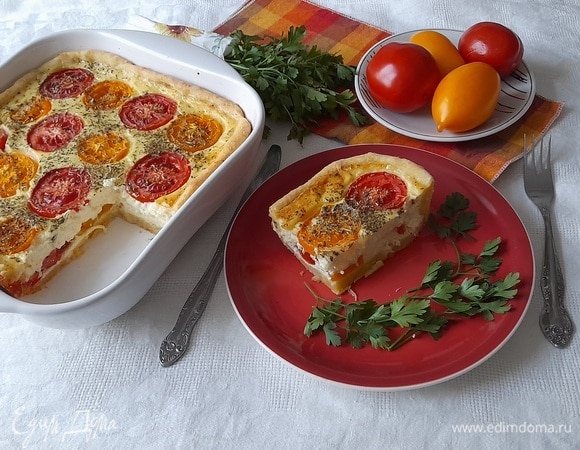 Разрезать сырный пирог с томатами на порции. Приятного аппетита!