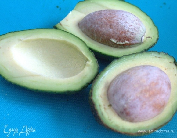 Авокадо в данном рецепте лучше брать не переспелое.