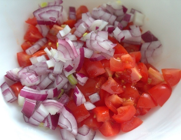 Лук измельчить.