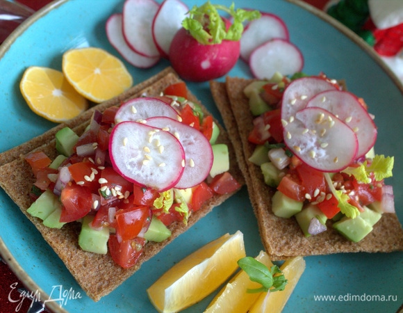 Украсить слайсами редиса и посыпать жареным кунжутом.