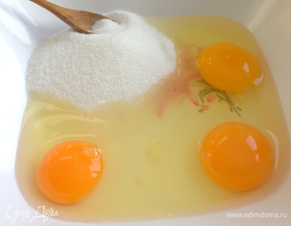Яйца взбить с сахаром и ванильным сахаром.