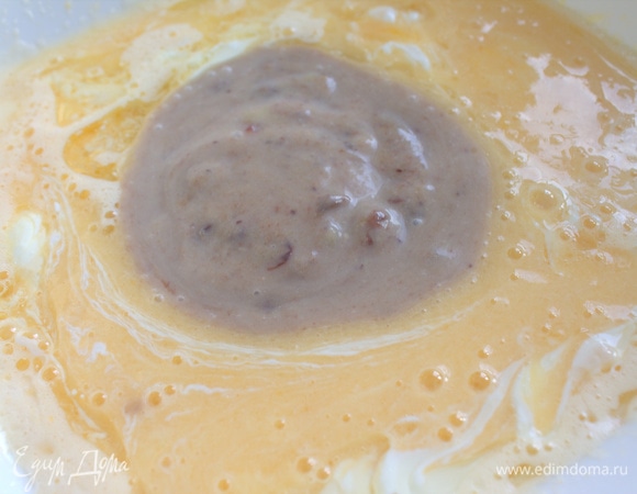 Добавить йогурт (или сметану), растительное масло и размятый банан. У меня банан с ягодами брусники.