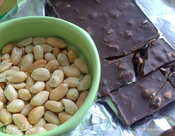 Порубить обжаренный арахис (или грецкий орех) и любой шоколад (у меня 50%).