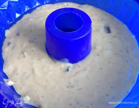 Слегка постучать формой с тестом о стол.